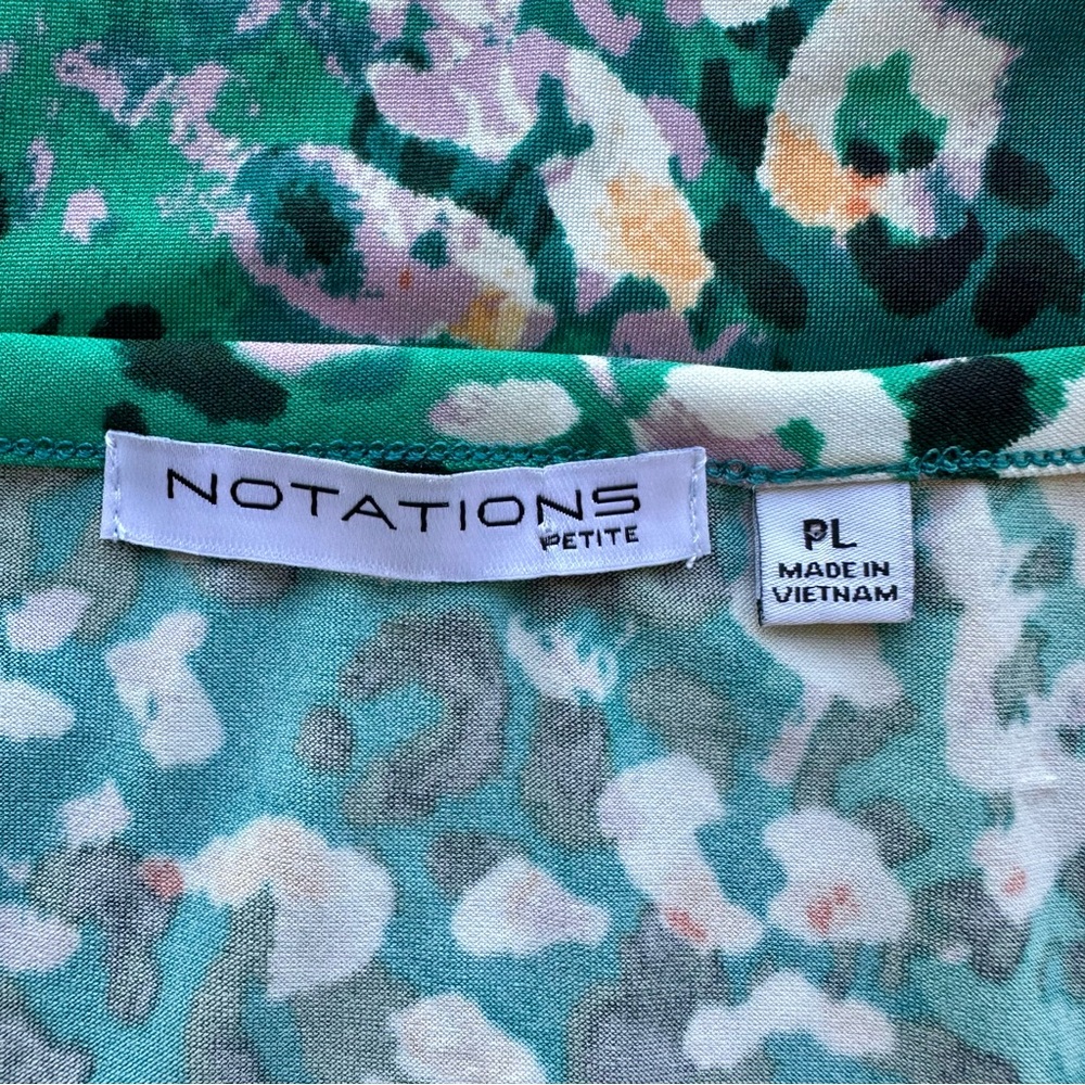 Notations design green print top with silver rivet accent - Picture 8 of 9